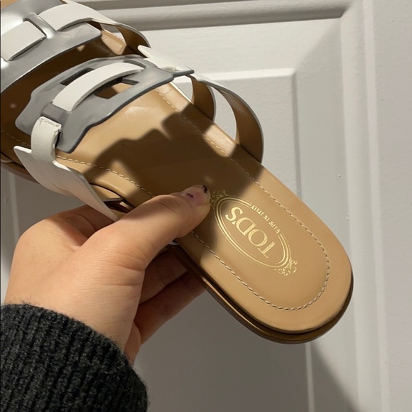 Tod’s silver and white sandals - Picture 6 of 6